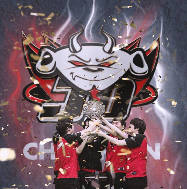 사진=징동 게이밍(JDG) 공식 웨이보, 카나비-로컨 시절 거둔 JDG의 첫 우승컵