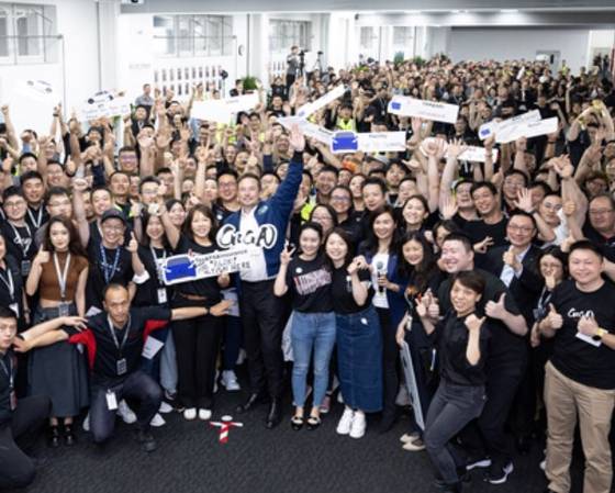 지난달 31일 일론 머스크 테슬라 CEO가 상하이 기가팩토리를 방문해 중국인 직원들과 기념 사진을 찍고 있다. [중국 웨이보 캡처]〈사진= 웨이보 캡처〉