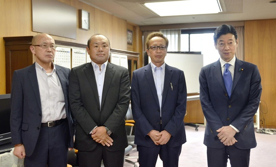 후쿠시마현 소마시의 후타바어업협동조합 곤노 토시미츠(64)조합장 일행이 오늘(7일) 니시무라 야스토시 경제산업상(맨 오른쪽)을 만났다. 〈사진=연합뉴스〉