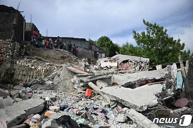 6일(현지시간) 중미 카리브해 아이티 남서부 일대에 발생한 규모 4.9 지진으로 건물들이 붕괴돼 있다. 2023.6.6 ⓒ AFP=뉴스1 ⓒ News1 정윤미 기자