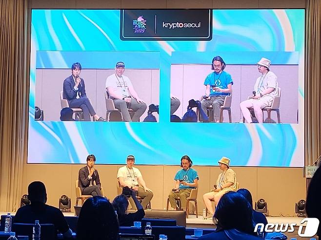 마카토 이노우에 이더리움 네임 서비스(ENS) 핵심 개발자(왼쪽에서부터 세번째)가 7일 서울 강남구 조선팰리스 호텔에서 열린 '비들 아시아(BUIDL ASIA) 2023'에서 열린 토론 세션에 참가하고 있다.