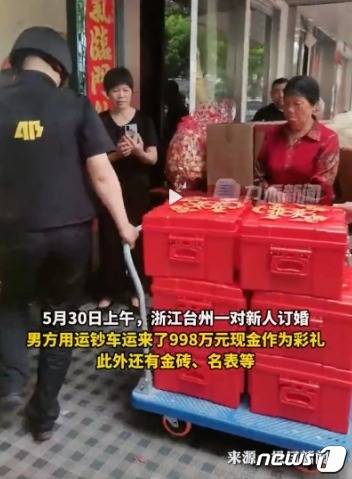 현금을 운반하고 있는 보안회사 직원들 - 웨이보 갈무리