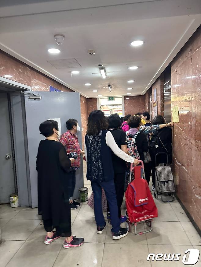 7일 낮 의정부시 미즘 건물 1층 엘리베이터에서 건물 내 입주 상가에 가려고 탑승을 기다리는 노인과 시민들. ⓒ News1 이상휼 기자