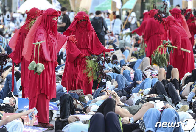 지난해 9월 24일 서울시청 인근 세종대로에서 환경단체 회원들이 기후 위기를 경고하는 의미의 붉은 옷을 입은 채 924 기후정의행진에 함께하고 있다.(공동취재) 2022.9.24/뉴스1 ⓒ News1 조태형 기자