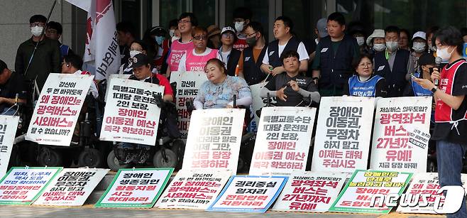 전국장애인차별철폐연대 관계자들이 7일 전북 전주시 전북도청 앞에서 장애인 자립생활 권리보장 결의대회를 하고 있다. 2023.6.7/뉴스1 ⓒ News1 유경석 기자