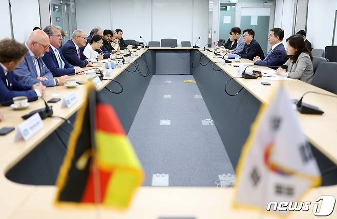 (수원=뉴스1) 진현권 기자 = 염태영 경기도 경제부지사가 7일 알렉산더 쾨니히(Alexander Konig) 독일 바이에른주 의원 등과 만나 경기도-바이에른주 협력 확대와 디지털 분야 협력 방안에 대해 다양한 의견을 교환했다.(경기도 제공)