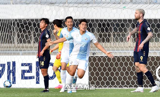 울산현대 주민규가 6일 하나원큐 K리그 2023 17라운드 수원FC와 경기 후반 역전골을 성공시킨 후 환호하고 있다. 수원 | 강영조기자 kanjo@sportsseoul.com