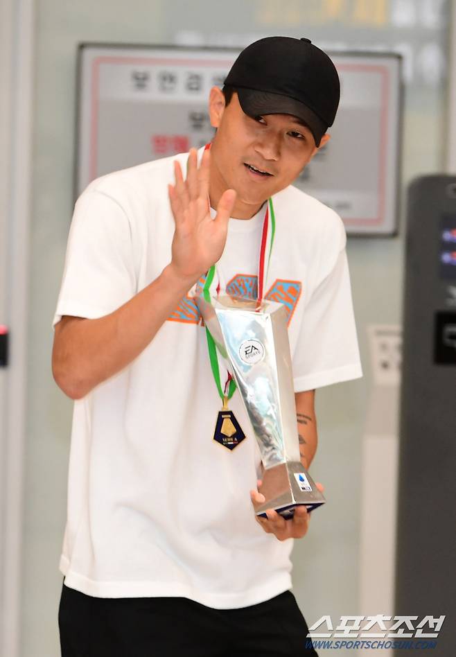 '세리에A 올해의 수비수상'을 수상한 김민재(나폴리)가 6일 인천공항을 통해 귀국하고 있다. 인천공항 =최문영 기자deer@sportschosun.com /2023.06.06/