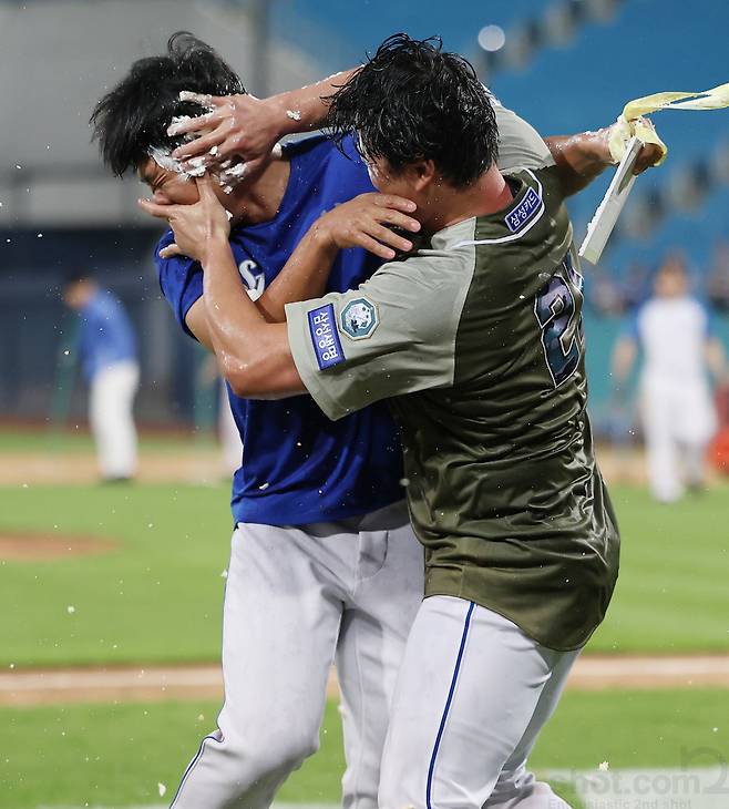 이상민의 케이크 도발에 몸싸움을 벌이는 오승환. 사진제공=삼성 라이온즈