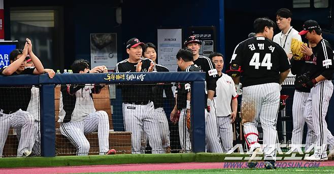 2023 KBO리그 LG트윈스와 키움히어로즈의 경기가 6일 고척스카이돔에서 열렸다. LG 8ㅚ초 선두타자 김범석이 펜스 앞에서 잡히는 중견수 플라이를 치자 김현수가 박수를 보내고 있다.  고척=최문영 기자deer@sportschosun.com /2023.06.06/