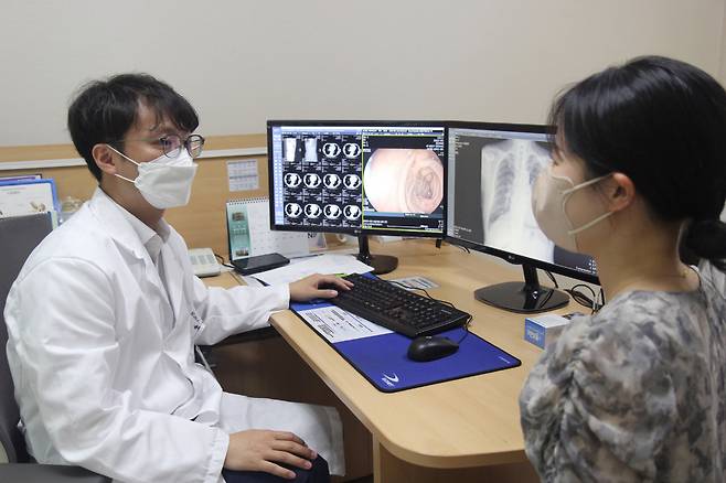 　◇노원을지대병원 소화기내과 박광범 교수가 식중독의 예방과 치료에 대해 설명하고 있다.