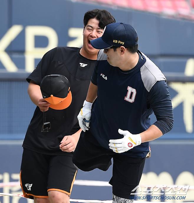 과장된 타격폼을 취한 후배 노시환을 응징(?) 하는 양석환 '이놈이'