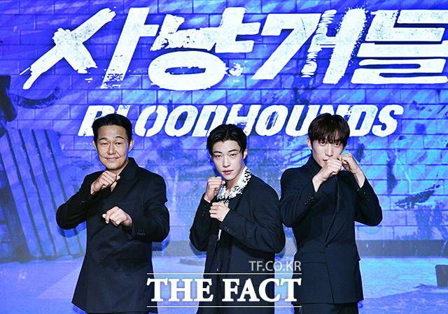 배우 박성웅과, 우도환, 이상이(왼쪽부터)가 7일 오전 서울 마포구 호텔 나루 서울 엠갤러리에서 열린 넷플릭스 새 시리즈 '사냥개들' 제작발표회에 참석해 포즈를 취하고 있다. /장윤석 인턴기자