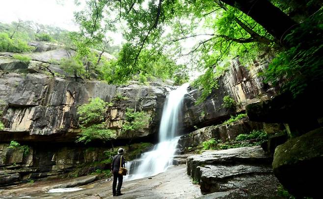 '수옥폭포 관광단지' 주차장에서 3분 남짓 걸었을 뿐인데 갑자기 나타난 원시적인 풍광에 탄성이 터진다. 사진=조용준 여행전문기자