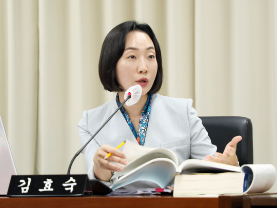 김효숙 시의원이 7일 열린 시교육청 행정사무감사에서 교육청 관계자에게 질의를 하고 있다. 사진=세종시의회