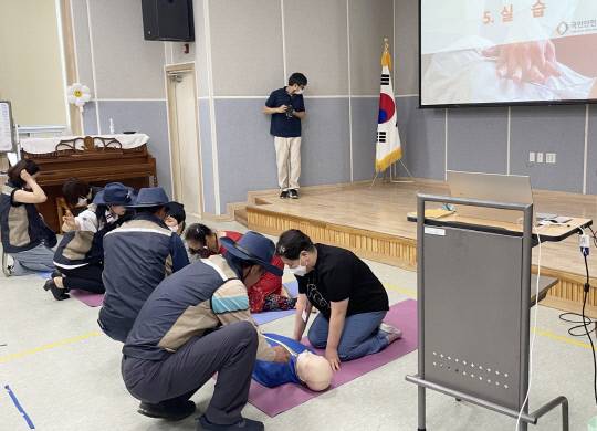 5월 24일 태안장애인복지관에서 진행된 심폐소생술 교육모습.사진태안군 제공