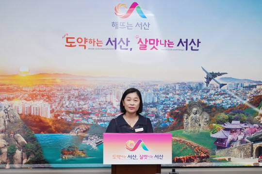 리민자 건강증진과장이 7일 브리핑을 통해 서산시 임신·출산 관련 사업 추진계획을 설명하고 있다. 사진=서산시 제공