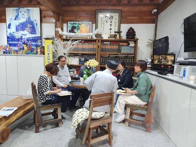 최승용 경기도의원(왼쪽에서 두번째)이 와우정사에 방문해 '세계불교체험관' 건립 관련 이야기를 나누고 있다. ⓒ경기도의회 제공