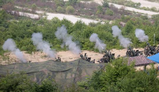 ) 7일 경기 포천시 승진과학화훈련장에서 열린 2023 연합·화동 화력 격멸훈련에서 곡사포가 사격 시범을 보이고 있다. 연합뉴스