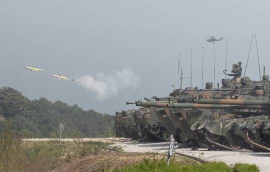 7일 경기 포천시 승진과학화훈련장에서 열린 2023 연합·화동 화력 격멸훈련에서 현궁이 발사되고 있다. 연합뉴스