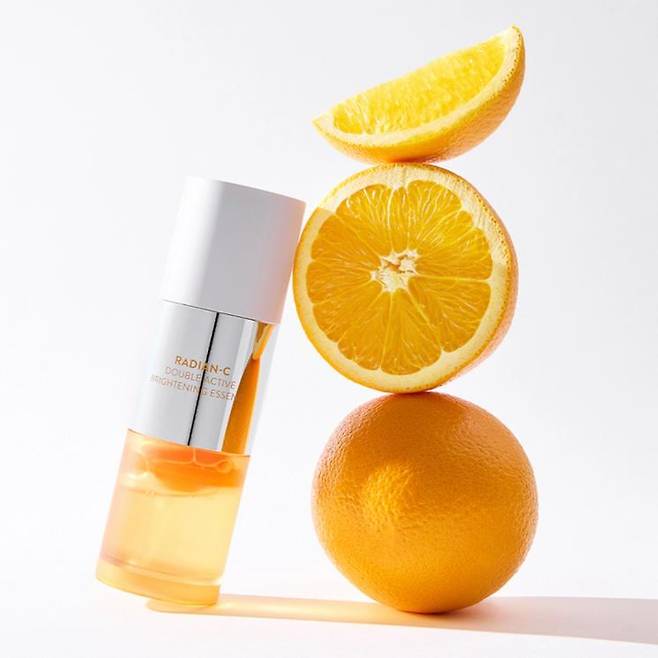 라네즈 래디언 C 더블 액티브 브라이트닝 에센스 - 비타민 C 유도체, 나이아신아마이드, 콜라겐이 피부 밝기와 탄력을 개선해 주는 저자극 에센스. 은은한 시트러스 계열 향. 30g 5만 6천 원.