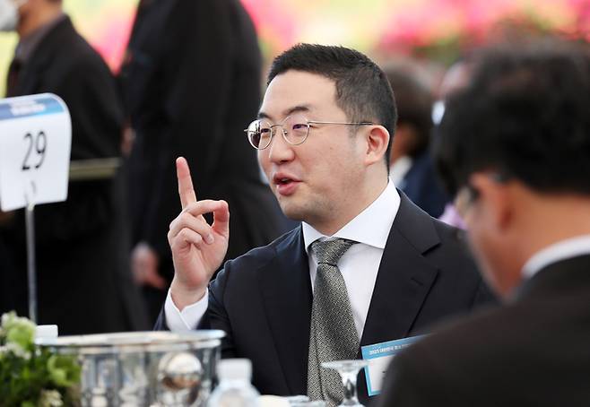 구광모 LG그룹 회장이 23일 서울 용산 대통령실 잔디마당에서 열린 ‘2023 대한민국 중소기업인대회’에서 참석자들과 대화하고 있다. 연합뉴스