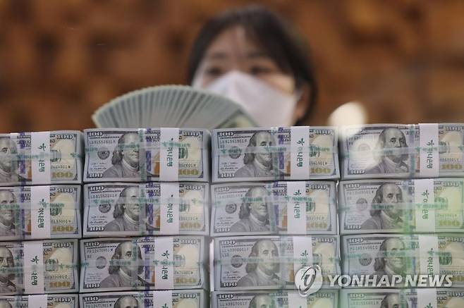 외환보유액 석 달 만에 줄어 (서울=연합뉴스) 박동주 기자 = 최근 미국 달러 강세와 외환 당국의 환율 안정 조치 등의 영향으로 지난달 외환보유액이 60억달러 가까이 줄었다. 한은이 5일 발표한 외환보유액 통계에 따르면 5월 말 기준 외환보유액은 4천209억8천만달러(약 551조원)로, 4월 말(4천266억8천만달러)보다 57억달러 감소했다. 이날 서울 중구 하나은행 본점 위변조대응센터에서 한 직원이 달러를 정리하고 있다. 2023.6.5 pdj6635@yna.co.kr (끝)