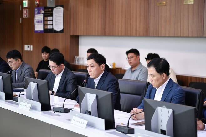 GKL 김영산 사장(앞줄 오른쪽에서 두 번째)이 회의에 앞서 인사말을 하고 있다. /사진=GKL