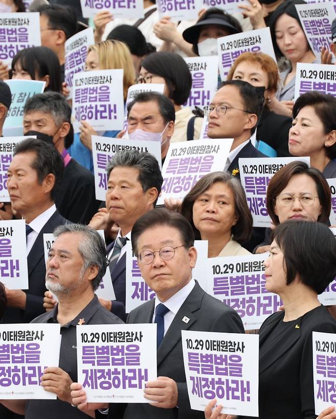 이태원 특별법 제정 외치는 민주 더불어민주당 이재명 대표(앞줄 가운데)가 7일 국회 앞에서 열린 이태원참사 진상규명 특별법 제정 촉구 유가족 농성시작 기자회견에 참석해 있다. 연합뉴스