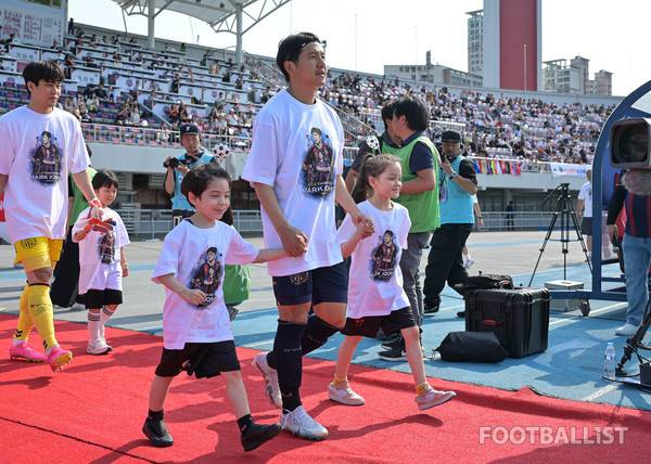 박주호(가운데, 수원FC). 서형권 기자