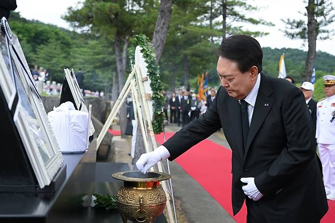 6일 윤석열 대통령 부부는 호국의 형제 고 김봉학 일병 안장식에 참석했다.(대통령실 제공)