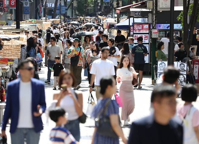 코로나19 방역조치가 대부분 해제된 첫 주말인 6월 4일 오후 서울 명동거리가 마스크를 쓰지 않은 시민들로 붐비고 있다.(사진=저작권자(c) 뉴스1, 무단 전재-재배포 금지)