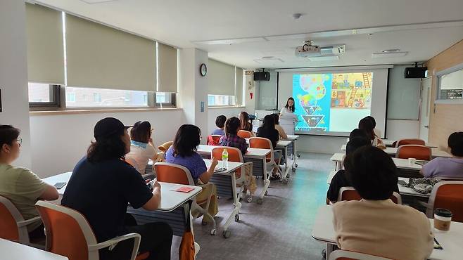 지난 1일 서울 마포여성동행센터에서 ‘양육자를 대상으로 하는 성인지감수성 교육’이 열리고 있다. 손지민 기자