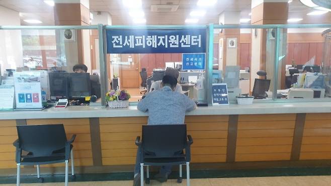 구청 1층 부동산정보과에 설치된 구로구 전세피해지원센터 모습.
