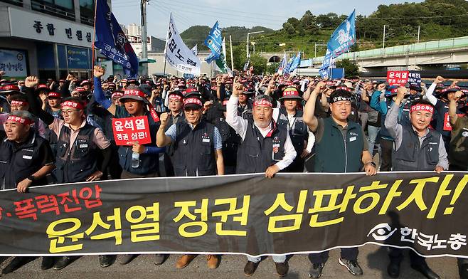 7일 오후 전남 광양경찰서 앞에서 노동운동 탄압 분쇄와 경찰 폭력 만행을 규탄하는 한국노총 긴급 투쟁결의대회 마무리 집회가 열리고 있다. 연합뉴스
