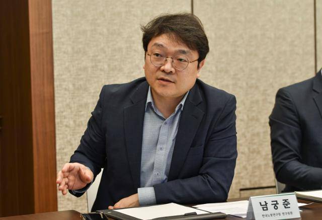 남궁준 한국노동연구원 연구위원이 지난달 11일 '유럽과 한국의 새로운 고용형태 노동자 보호 방안' 좌담회에서 발언하고 있다. 안다은 인턴기자