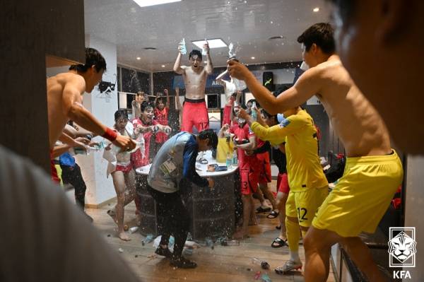 4강 진출 후 라커룸에서 기쁨을 나누는 모습.(사진=KFA)