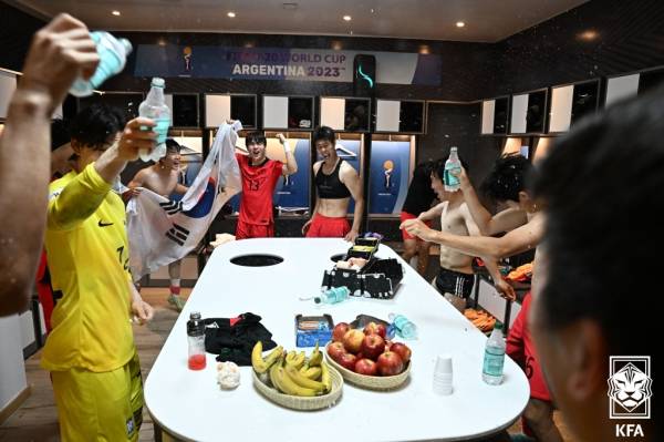 4강 진출 후 라커룸에서 기쁨을 나누는 모습.(사진=KFA)