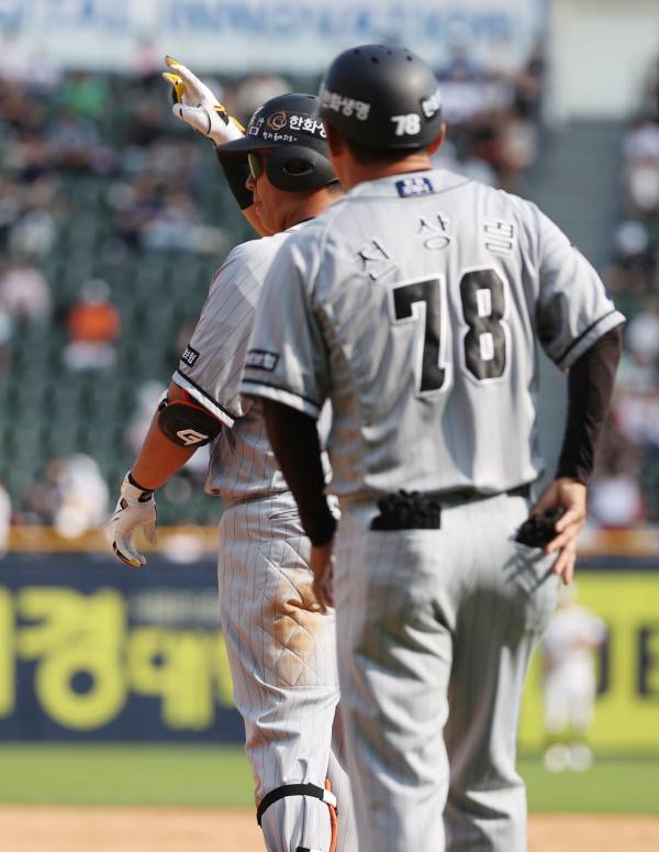 <yonhap photo-2816="">6일 오후 서울 잠실야구장에서 열린 2023 프로야구 한화 이글스와 두산 베어스의 경기. 8회초 1사 한화 노시환이 안타를 친 후 1루에서 손을 들고 있다. 오늘 경기 4타수 4안타. 사진=연합뉴스</yonhap>