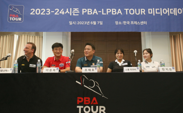 7일 서울 프레스센터에서 열린 2023~24시즌 PBA-LPBA 투어 미디어데이 참석자들. 왼쪽부터 다니엘 산체스-이충복-조재호-스롱 피아비-한지은. 사진=PBA