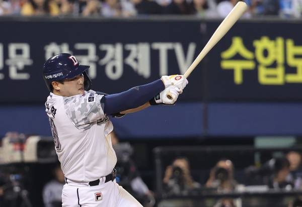 <yonhap photo-4295="">7일 서울 잠실야구장에서 열린 KBO 프로야구 한화 이글스와 두산 베어스의 경기. 7회말 2사 2,3루 상황에서 두산 양석환이 2타점 역전 적시타를 치고 있다. 사진=연합뉴스</yonhap>