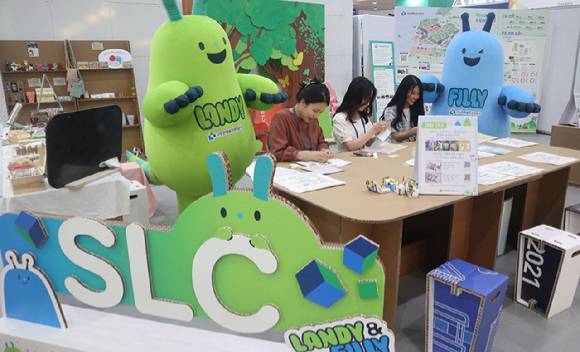 수도권매립지관리공사가 7일부터 오는 9일까지 서울 코엑스에서 열리는 '제44회 국제환경산업기술·그린에너지전(엔벡스 2023)'에 참가해 제로웨이스트(ZERO-WASTE) 홍보 부스를 운영 중인 가운데 관계자들이 홍보물 제작 작업을 하고 있다. [사진=수도권매립지관리공사]