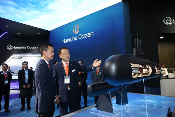 김동관 부회장이 MADEX(국제해양방위산업전) 한화오션 부스를 방문해 전시된 잠수함을 살펴보며 설명을 듣고 있다. [사진=한화오션]