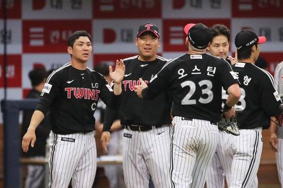 프로야구 LG의 연패 탈출을 이끈 주장 오지환(왼쪽)과 오스틴(오른쪽 셋째). 경기 후 두 선수가 승리를 자축하고 있다. [뉴시스]
