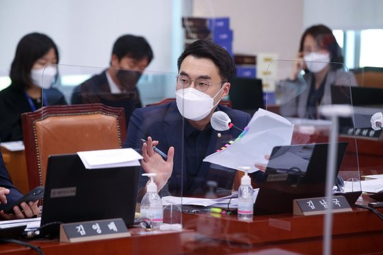 김남국 더불어민주당 의원이 지난해 5월 9일 서울 여의도 국회에서 열린 한동훈 법무부 장관 후보자 인사청문회에서 질의하고 있다. 김성룡 기자