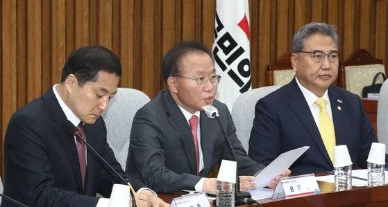 윤재옥 국민의힘 원내대표가 7일 오전 서울 여의도 국회에서 열린 우리바다 지키기 검증 TF 확대회의에서 발언을 하고 있다. 뉴스1