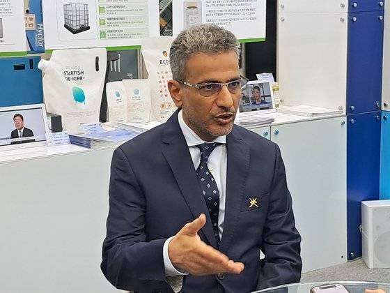 부산 기후산업국제박람회장을 방문한 모신 알 하드라미 오만 에너지광물부 차관. 환경부