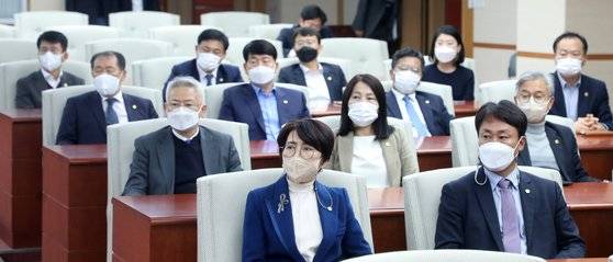 지난해 11월 9일 전북도의회에서 국주영은(앞줄 왼쪽) 의장 등 더불어민주당 소속 의원들이 '전북개발공사 사장' 관련 대책 회의를 하고 있다. [뉴스1]