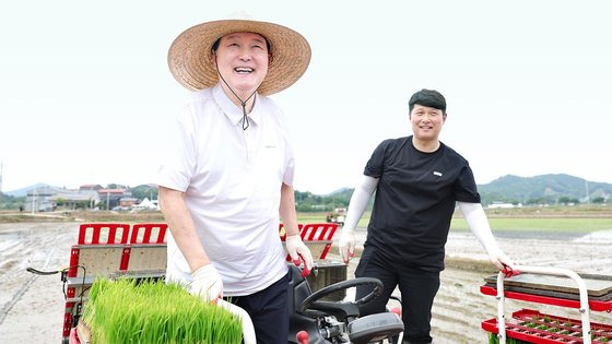 윤석열 대통령이 7일 충남 부여군 임천면 '꿈에영농조합법인'의 모내기 작업 현장을 방문해 모내기를 체험하며 활짝 웃고 있다. 사진 대통령실