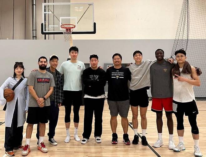 ▲웨스트클리프대학 입학을 앞둔 장원진(오른쪽에서 첫 번째). 이현중의 모습도 보인다.